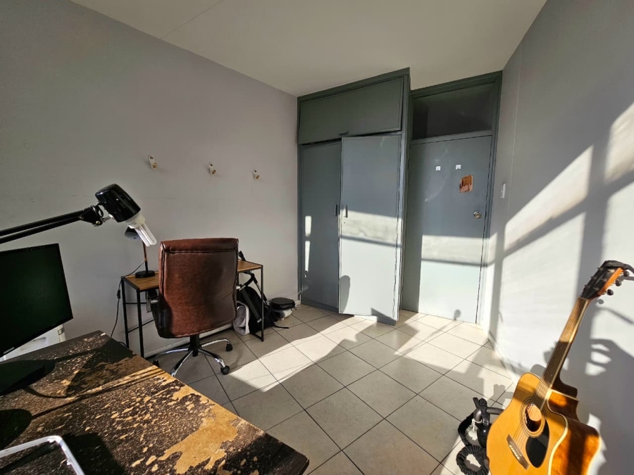 2 Bedroom Property for Sale in Vredehoek Western Cape